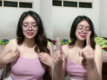 Kakak Manis Berkacamata Remas Susu